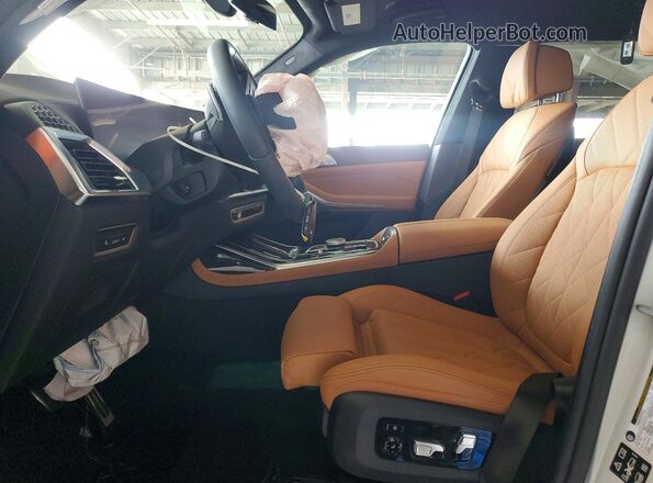 5UX23EM04T9384130 2026 BMW X7 White Front interior view