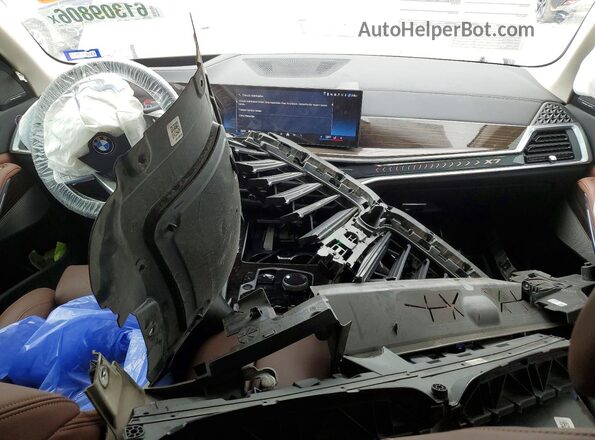 5UX23EM05S9000080 2025 BMW X7 Белый Вид панели приборов