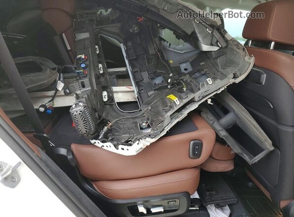 5UX23EM05S9000080 2025 BMW X7 Белый Вид задней части салона