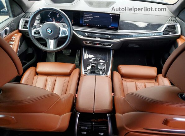 5UX23EM05S9W26471 2025 BMW X7 Black Առջևի վահանակի տեսք