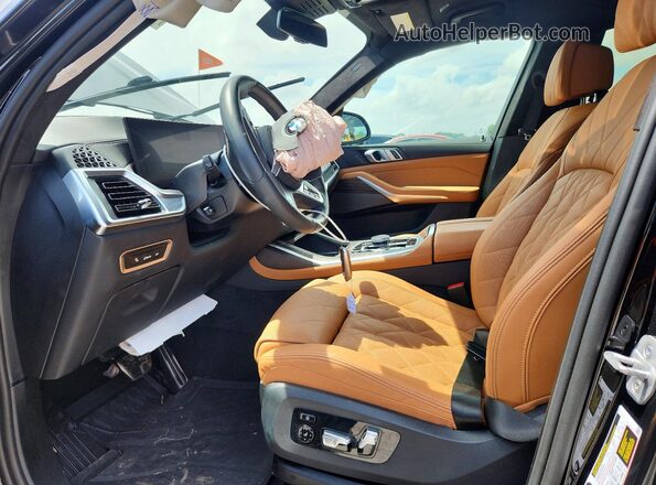 5UX23EM05S9W78392 2025 BMW X7 Black Widok wnętrza z przodu