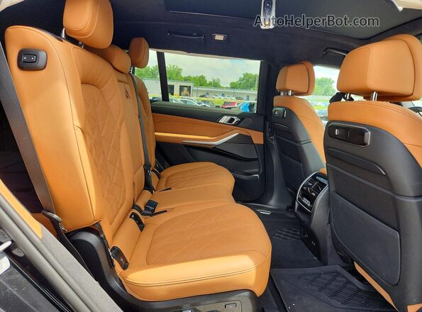 5UX23EM05S9W78392 2025 BMW X7 Black Widok wnętrza z tyłu