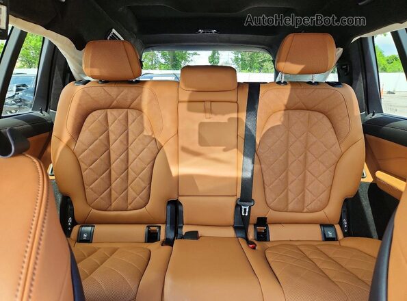 5UX23EM05S9W78392 2025 BMW X7 Black Widok tylnych siedzeń