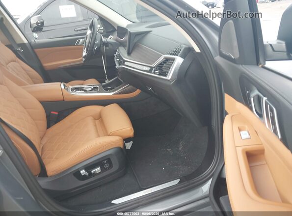 5UX23EM06R9U66157 2024 BMW X7 Gray Вид салону спереду