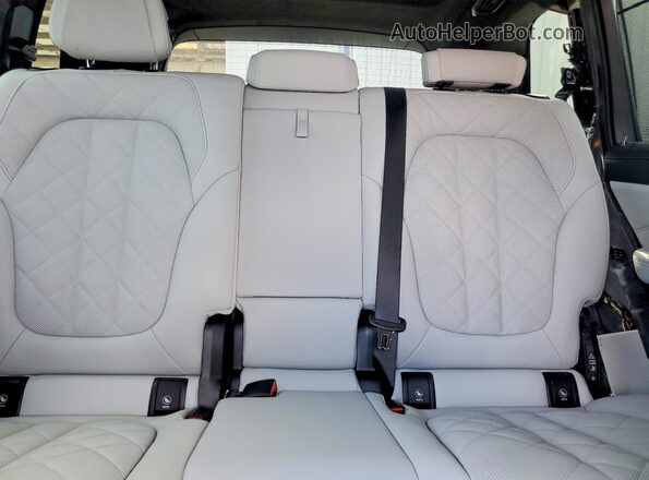 5UX23EM06T9374702 2026 BMW X7 Серый Вид задних сидений