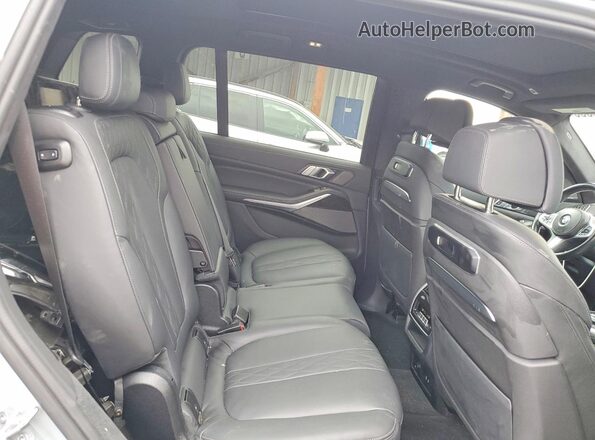 5UX23EM07P9N62750 2023 BMW X7 Gray Widok tylnych siedzeń