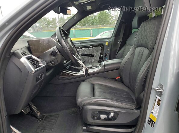 5UX23EM07P9N62750 2023 BMW X7 Gray Widok wnętrza z przodu