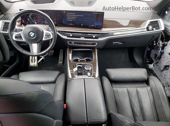 5UX23EM07P9N62750 2023 BMW X7 Gray Widok deski rozdzielczej