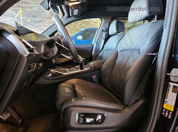 5UX23EM07P9P99996 2023 BMW X7 Black Widok wnętrza z przodu