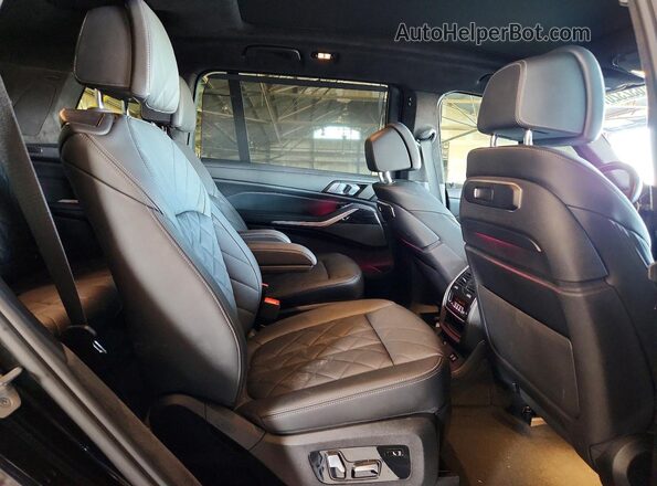 5UX23EM07P9P99996 2023 BMW X7 Black Widok wnętrza z tyłu