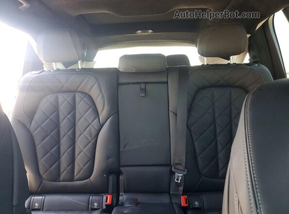 5UX23EM09P9R79013 2023 BMW X7 Gray Rear seats view