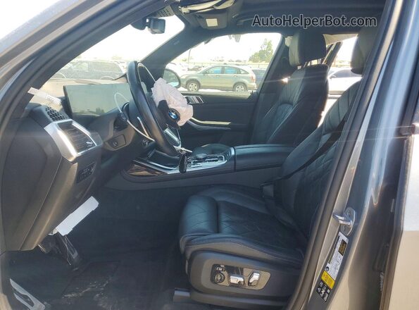 5UX23EM09P9R79013 2023 BMW X7 Gray Front interior view