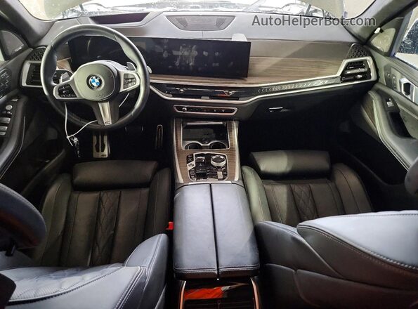 5UX23EM09R9S30716 2024 BMW X7 Gray Առջևի վահանակի տեսք