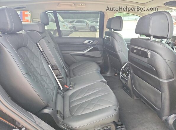 5UX23EM09R9U24274 2024 BMW X7 Black Հետևի նստատեղերի տեսք