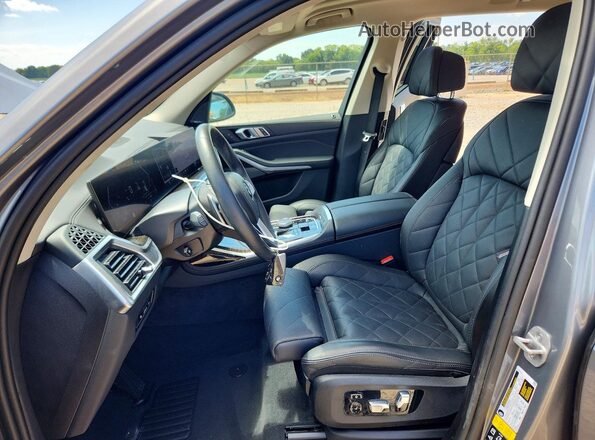 5UX23EM09R9U79582 2024 BMW X7 Gray Vista interior delantera