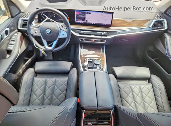 5UX23EM09R9U79582 2024 BMW X7 Gray Vista del salpicadero