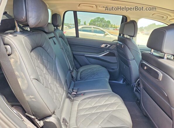 5UX23EM09R9U79582 2024 BMW X7 Gray Vista interior trasera