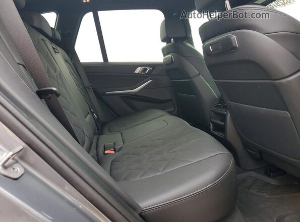 5UX23EU00R9V57005 2024 BMW X5 Gray Vista interior trasera