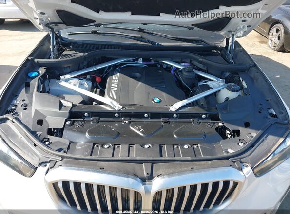 5UX23EU03R9V29179 2024 BMW X5 White Rear view