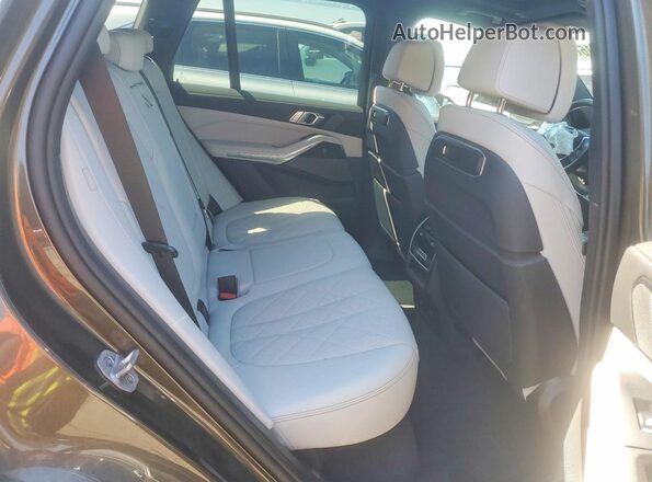 5UX23EU05S9W72060 2025 BMW X5 Green Vista interior trasera