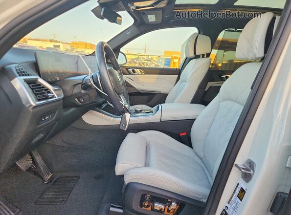 5UX23EU07S9Y99962 2025 BMW X5 White Вид салону спереду