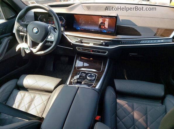 5UX23EU08S9Z88892 2025 BMW X5 Gray Вид панелі приладів