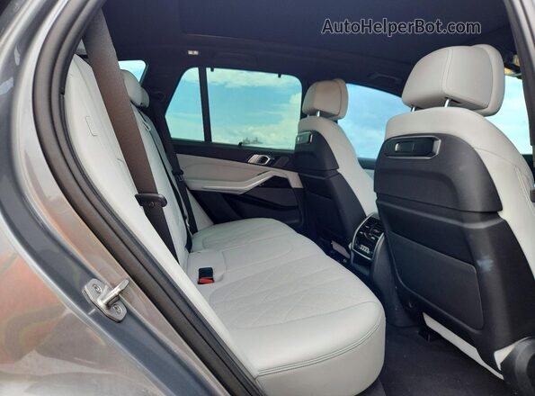 5UX23EU09R9T53075 2024 BMW X5 Серый Вид задней части салона