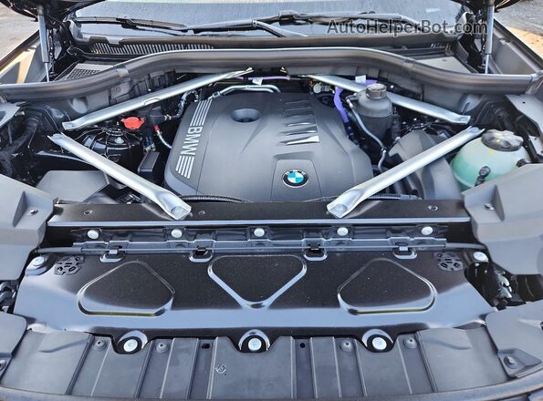 5UX23EU0XT9384861 2026 BMW X5 Black Vista del compartimento del motor