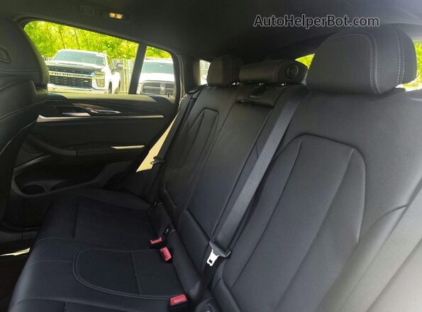 5UX33DT06S9Y71702 2025 BMW X4 Black Widok wnętrza z tyłu