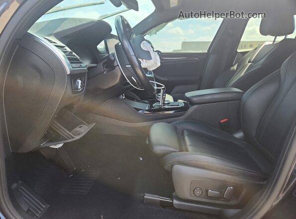 5UX33DT09R9V05727 2024 BMW X4 Black Widok wnętrza z przodu