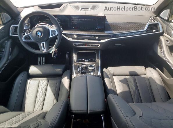 5UX33EM01T9075431 2026 BMW X7 Gray Vista del salpicadero