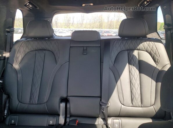 5UX33EM01T9075431 2026 BMW X7 Gray Vista de los asientos traseros