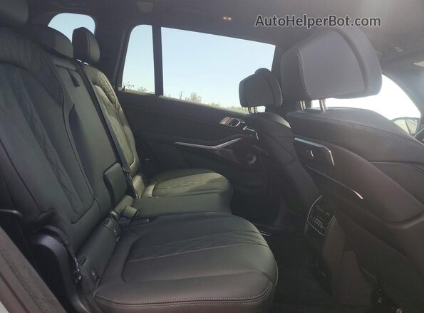 5UX33EM01T9075431 2026 BMW X7 Gray Vista interior trasera