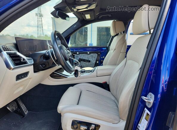 5UX33EM04S9W53049 2025 BMW X7 Blue Вид салону спереду