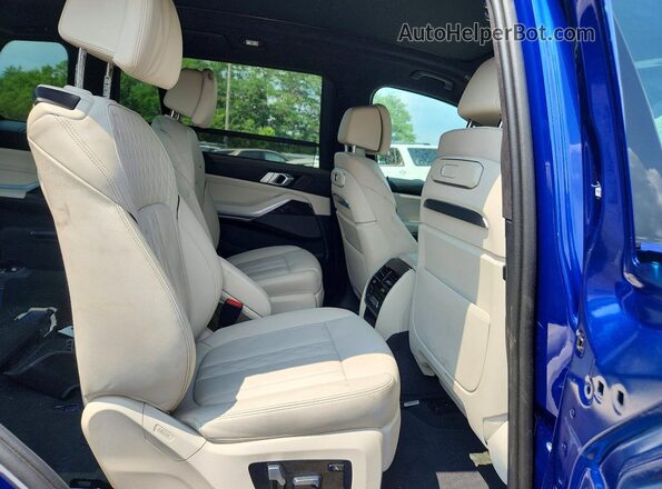 5UX33EM04S9W53049 2025 BMW X7 Blue Вид задньої частини салону