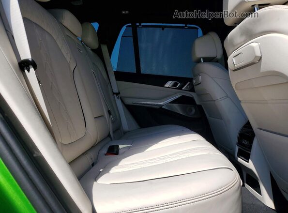5UX33EU05R9U01899 2024 BMW X5 Green Widok wnętrza z tyłu