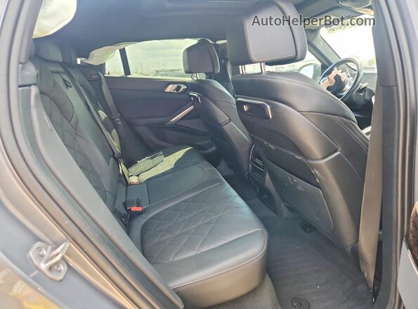5UX33EX00S9W23381 2025 BMW X6 Silver Vista de los asientos traseros