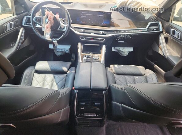 5UX33EX00S9W23381 2025 BMW X6 Silver Vista del salpicadero