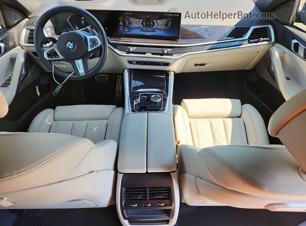 5UX33EX00S9Y25007 2025 BMW X6 Black Vista del salpicadero
