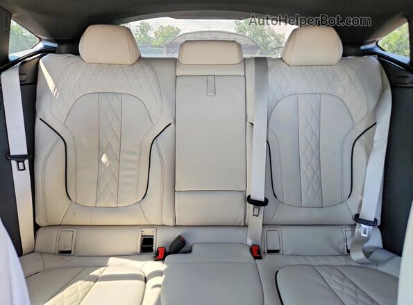 5UX33EX00S9Y25007 2025 BMW X6 Black Vista de los asientos traseros