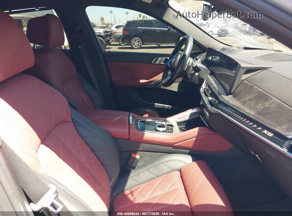 5UX33EX03R9S44739 2024 BMW X6 Gray Widok wnętrza z przodu