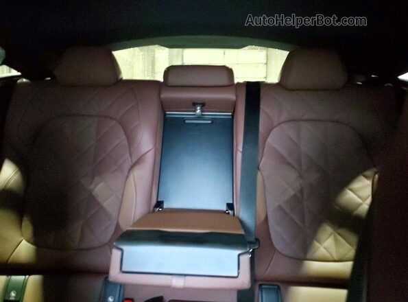 5UX33EX04T9322792 2026 BMW X6 Burgundy Vista de los asientos traseros
