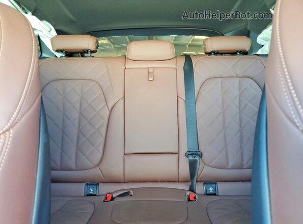 5UX43EU04R9T34586 2024 BMW X5 White Vista de los asientos traseros