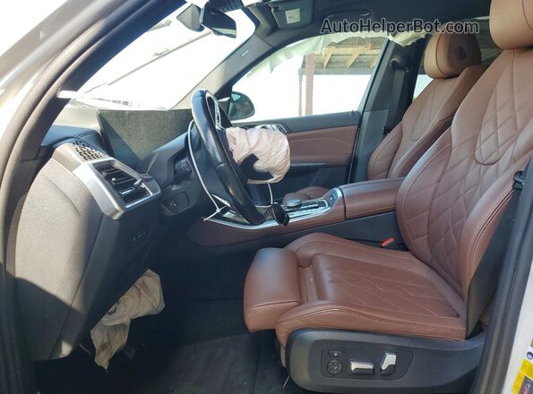 5UX43EU04R9T34586 2024 BMW X5 White Vista interior delantera