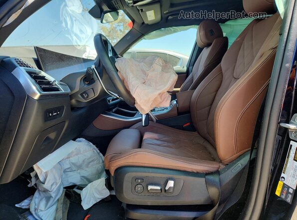 5UX43EU06T9068432 2026 BMW X5 Black Вид салону спереду