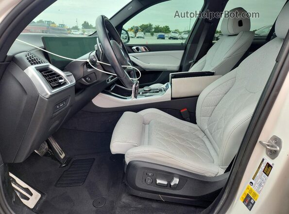 5UX43EU09R9T25625 2024 BMW X5 White Вид салону спереду