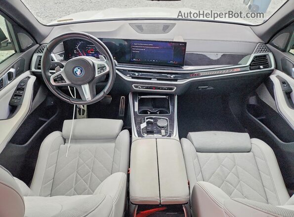 5UX43EU09R9T25625 2024 BMW X5 White Вид панелі приладів