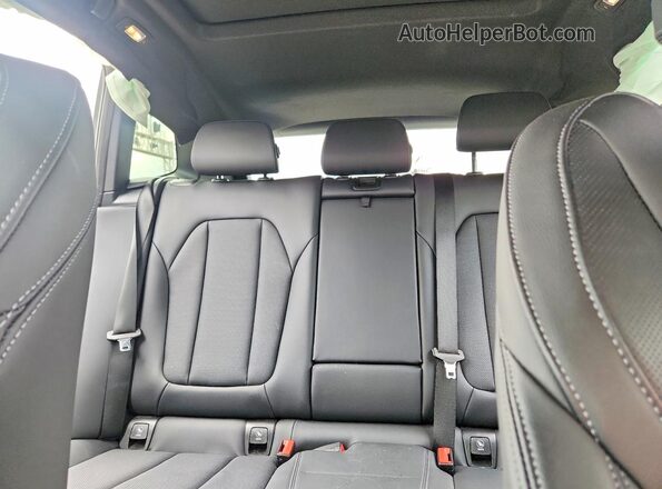 5UX53DP08N9M75472 2022 BMW X3 Burgundy Widok tylnych siedzeń