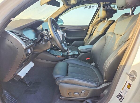 5UX53DP08R9W13386 2024 BMW X3 Белый Вид салона спереди