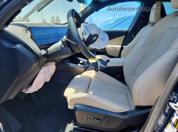 5UX53GP05S9Y81514 2025 BMW X3 Blue Vista interior delantera